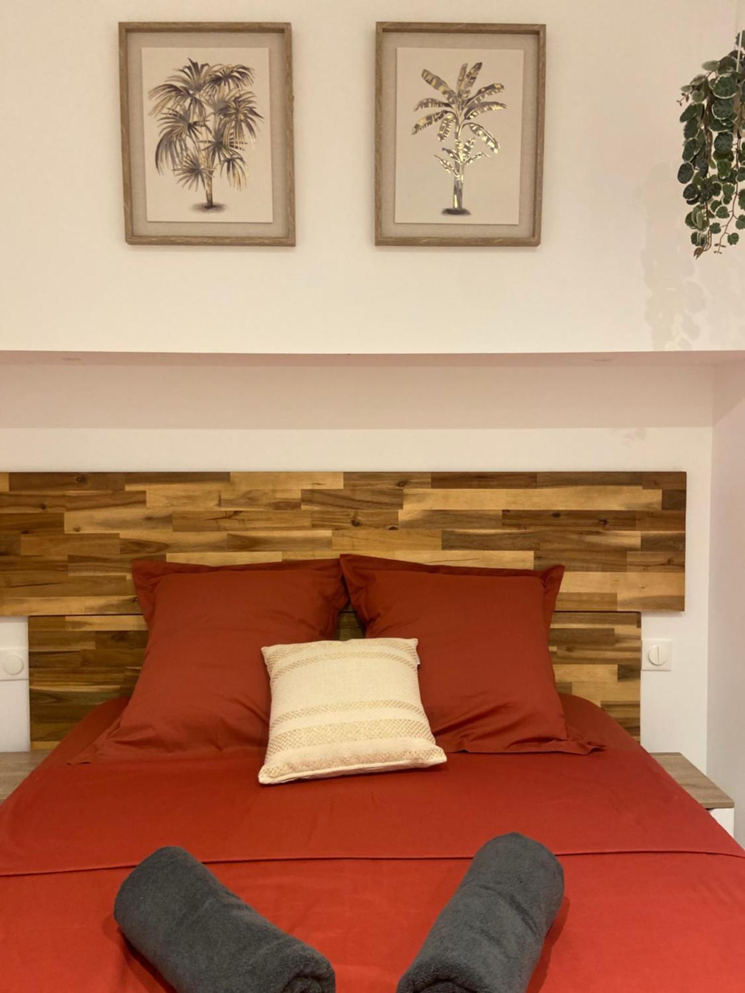 Les Appartements Du Vieux Poussan מראה חיצוני תמונה