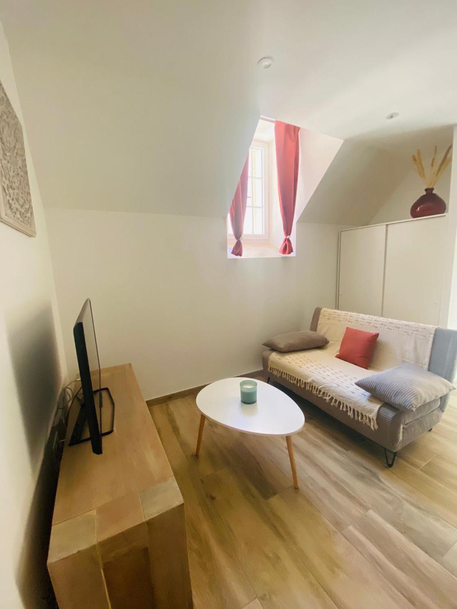 Les Appartements Du Vieux Poussan מראה חיצוני תמונה