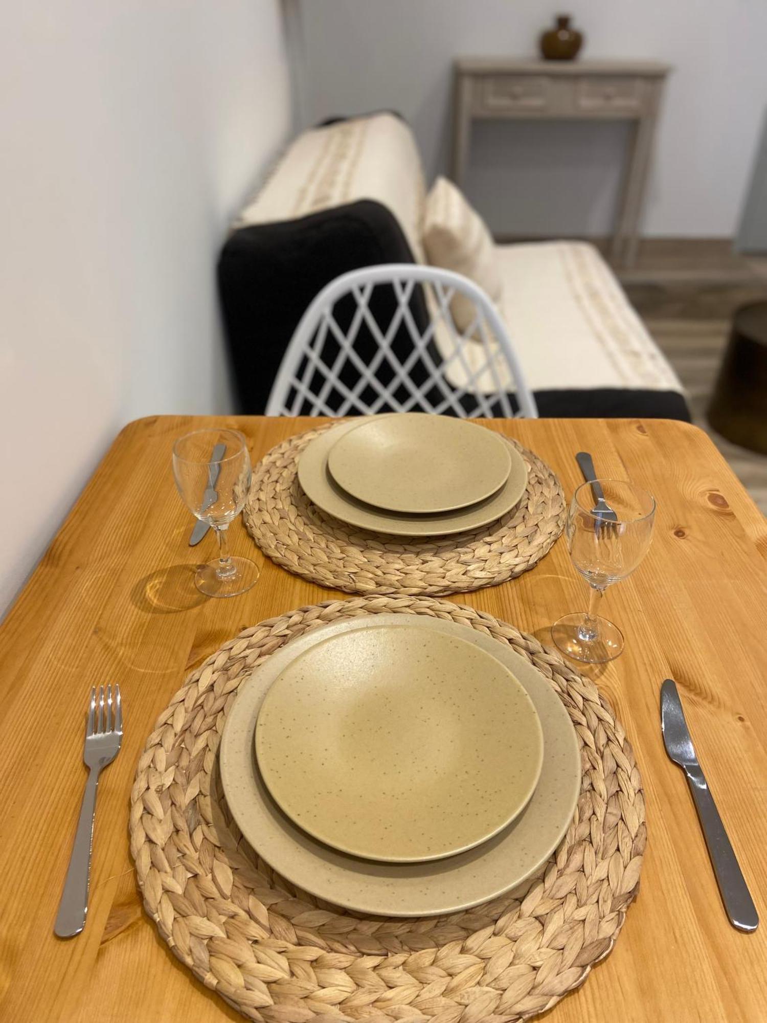 Les Appartements Du Vieux Poussan מראה חיצוני תמונה