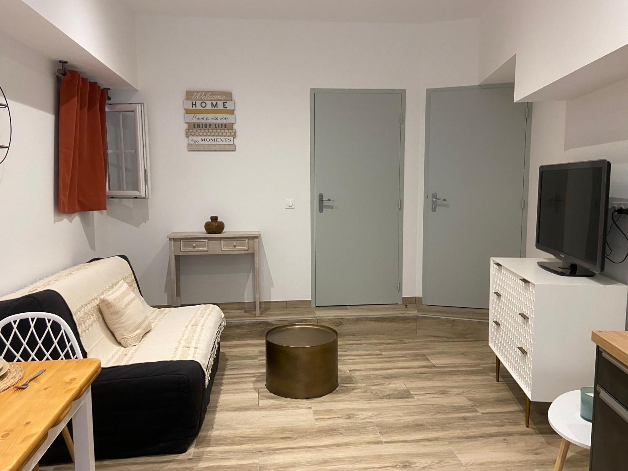 Les Appartements Du Vieux Poussan מראה חיצוני תמונה