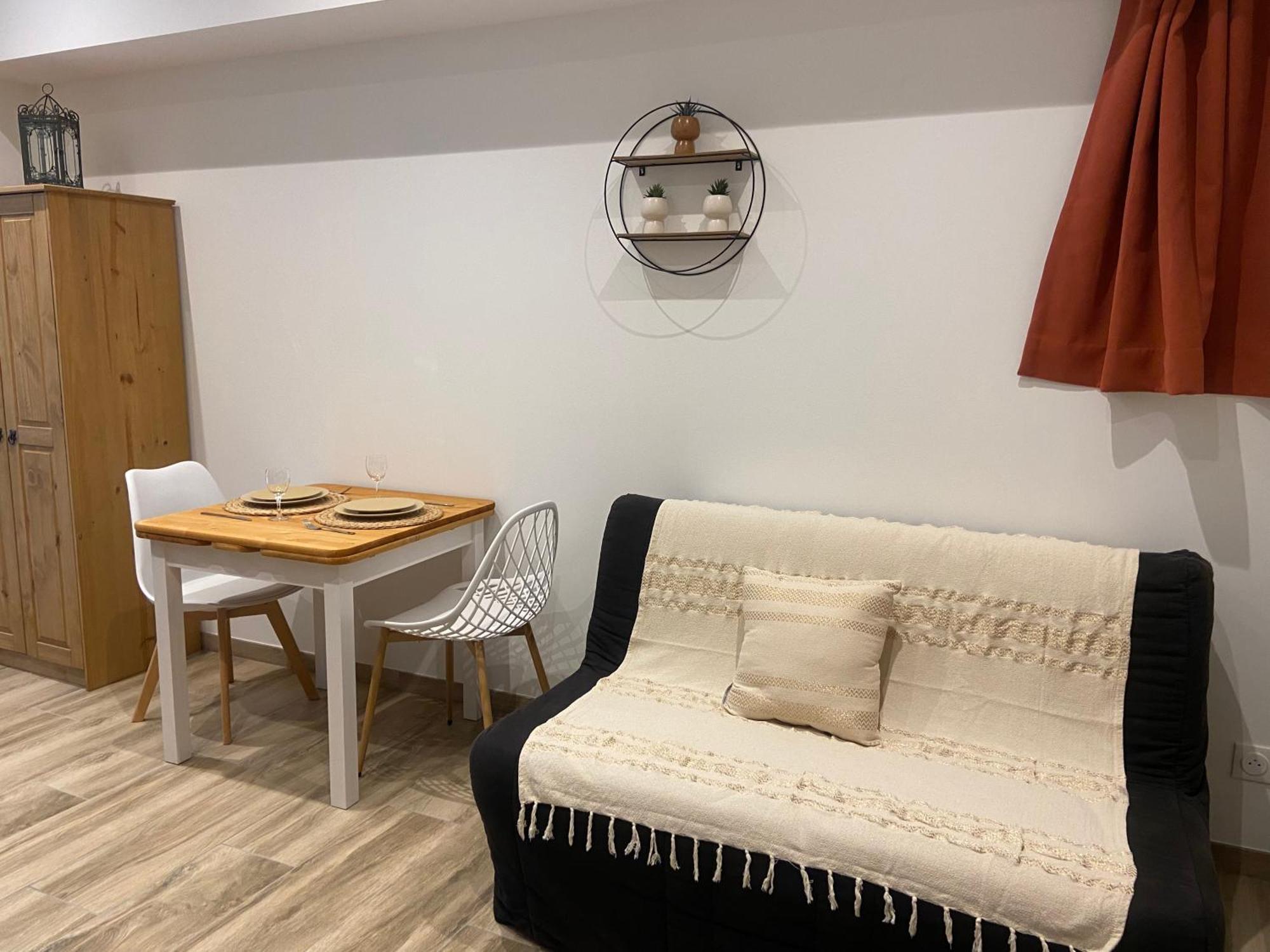 Les Appartements Du Vieux Poussan מראה חיצוני תמונה