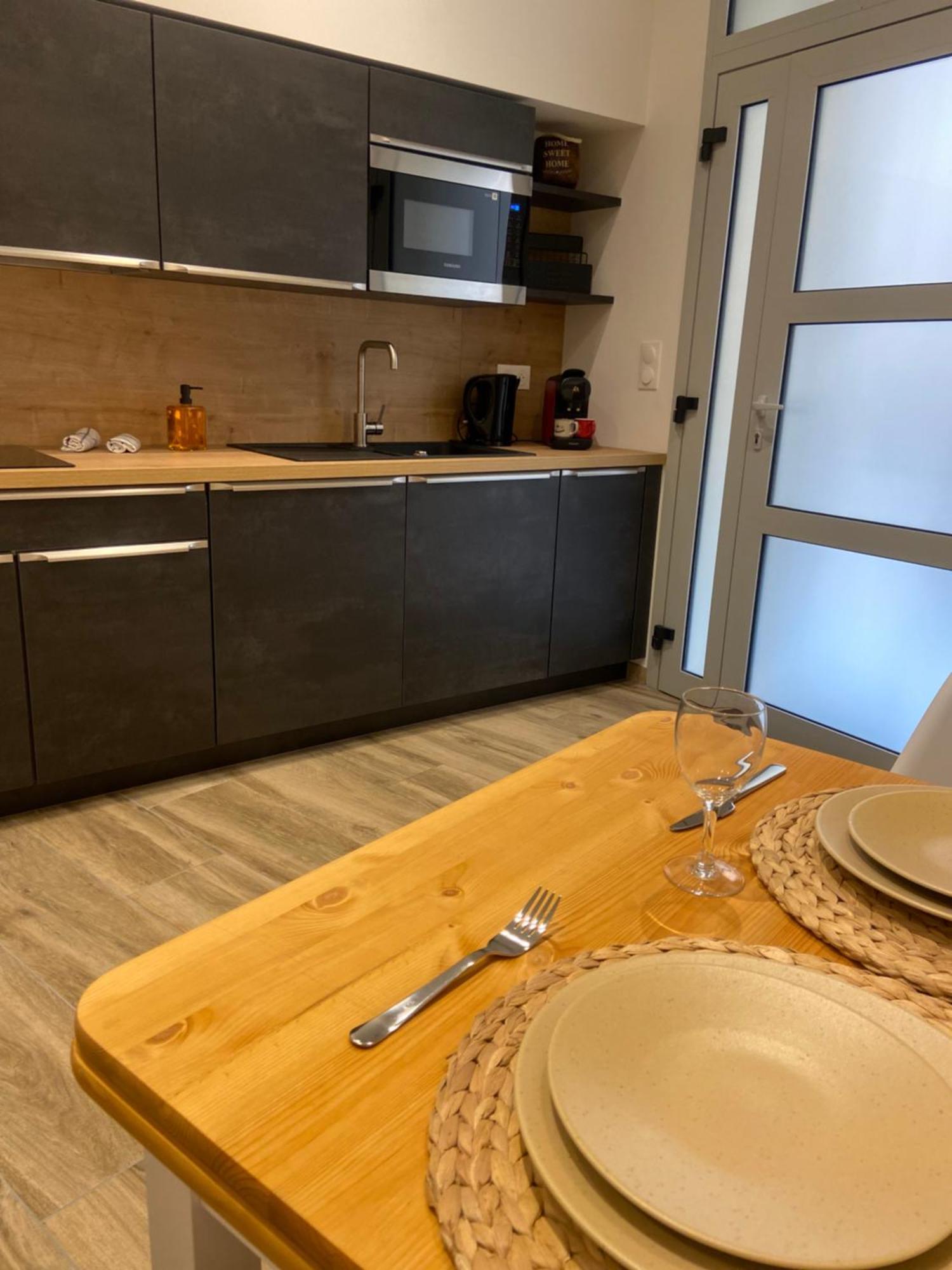 Les Appartements Du Vieux Poussan מראה חיצוני תמונה