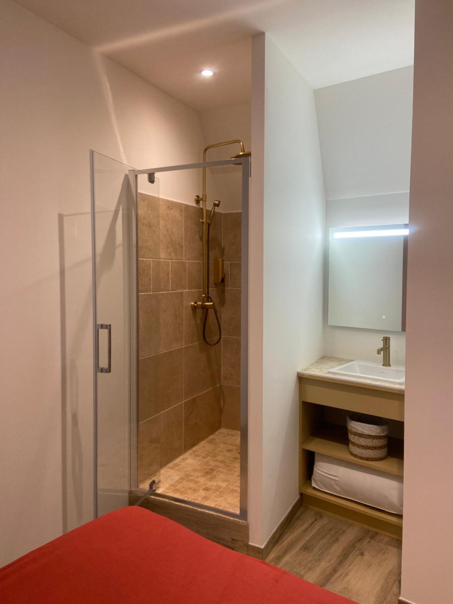 Les Appartements Du Vieux Poussan מראה חיצוני תמונה